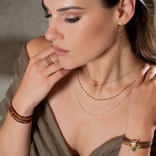photo portée bracelet allure mini cuir or jaune et collier beca chaine rosaire boucle d'oreilles créole olympe